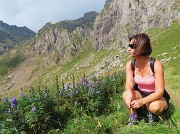 25 Debora posa accanto all'Aconitum napellus con vista sul mitico impervio canalino